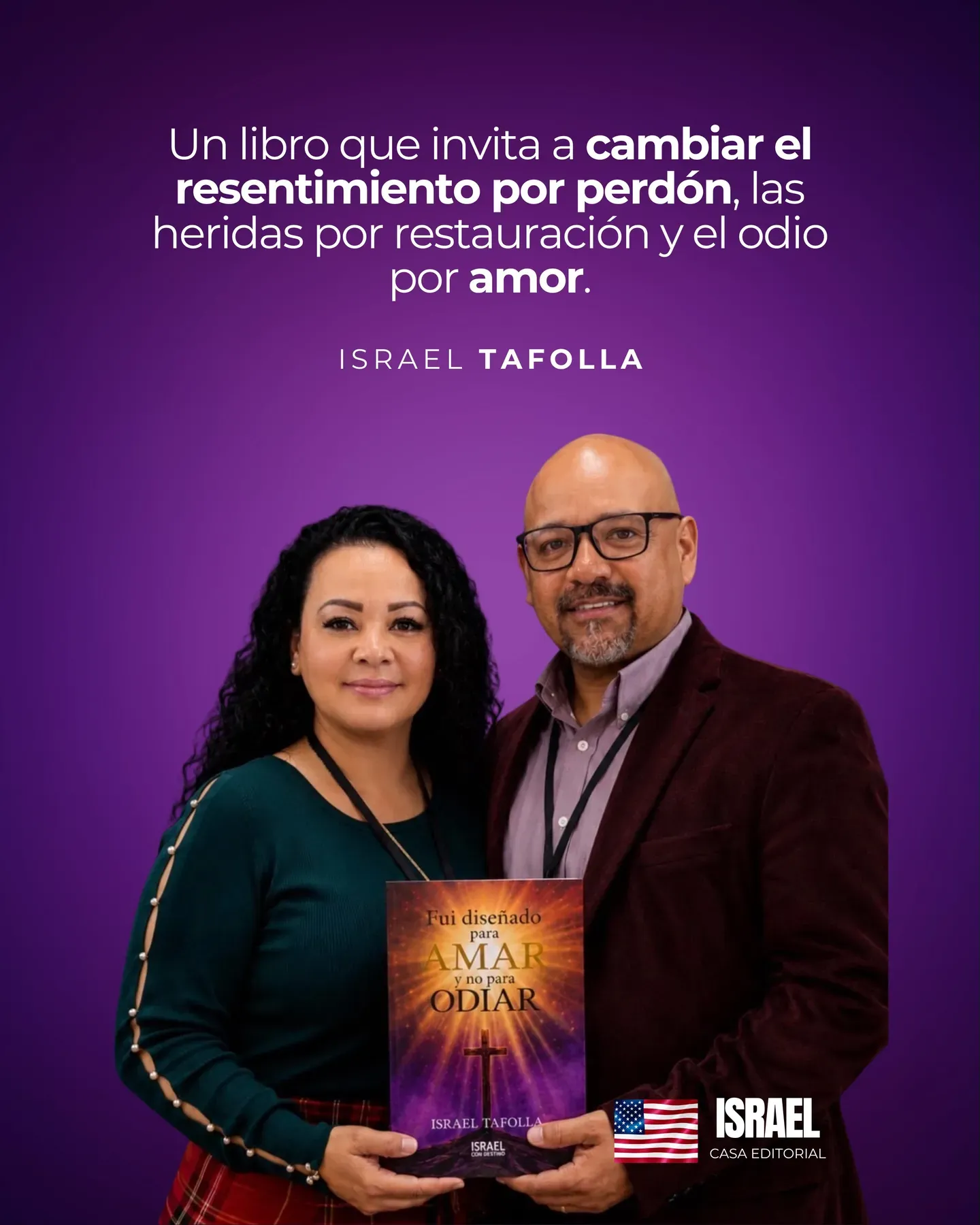Israel Tafolla y su esposa, Brenda, sostienen el libro Fui diseñado para amar, no para odiar.